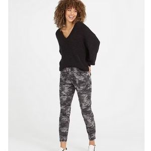 SPANX Stretch Midrise Twill Joggers Black Wash Camo